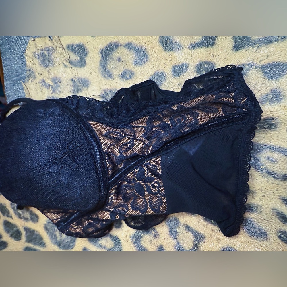 Elegant Black Lace Women's Size Small Intimate with zippper